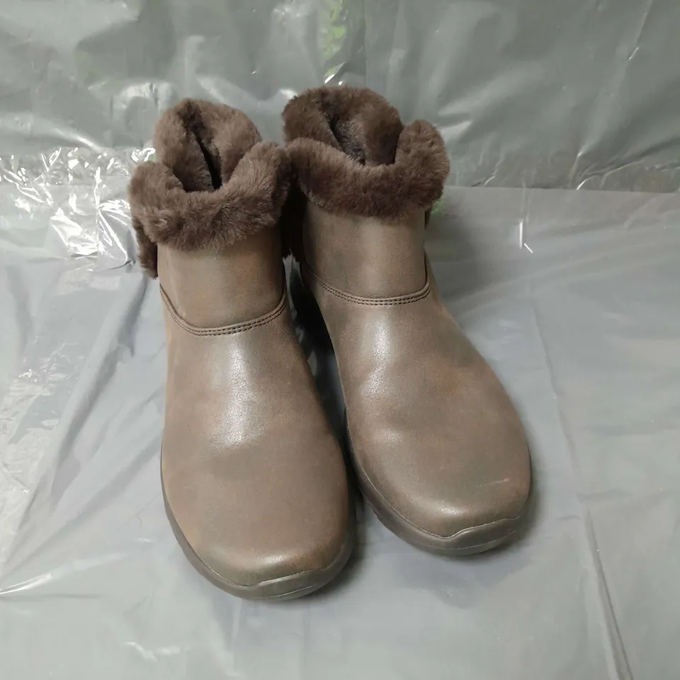 SKECHERS ENDEAVER BOOTS CHOCOLATE SIZE 7