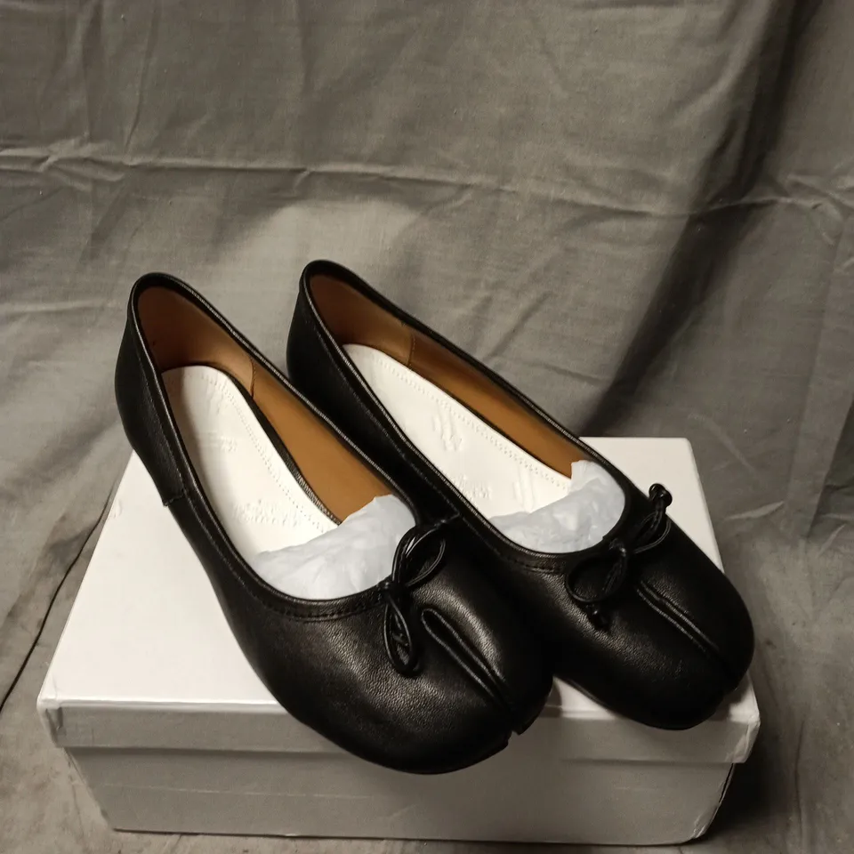 MAISON MARGIELA PARIS WOMEN'S BLACK LEATHER PUMP WITH BOW DETAIL – HEELED SIZE 38 BOXED