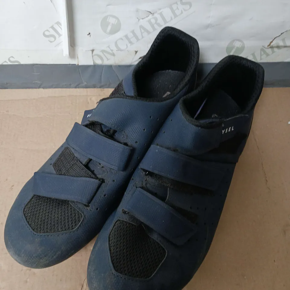DECATHLON BIKE SHOES UNKNOW SIZE 