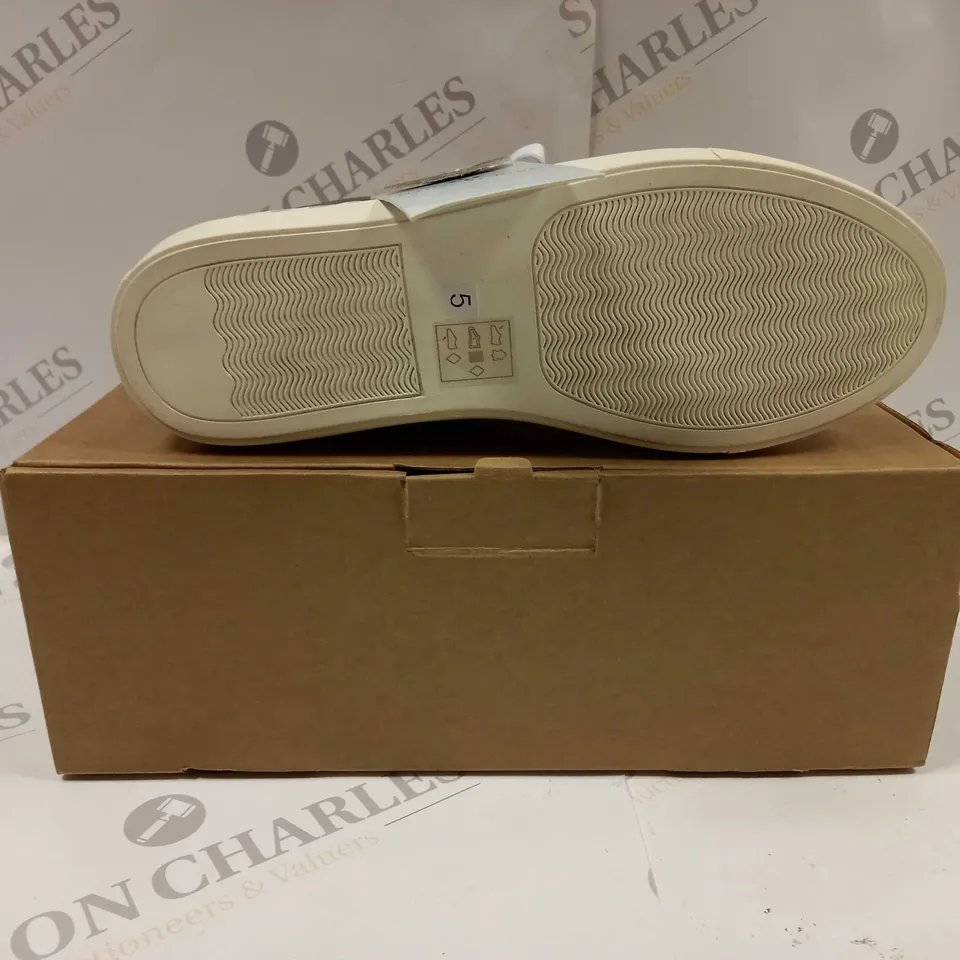 BOXED PAIR OF MAISON DE NIMES LEATHER ZIP SIDE TRAINERS IN PEWTER - SIZE 5 
