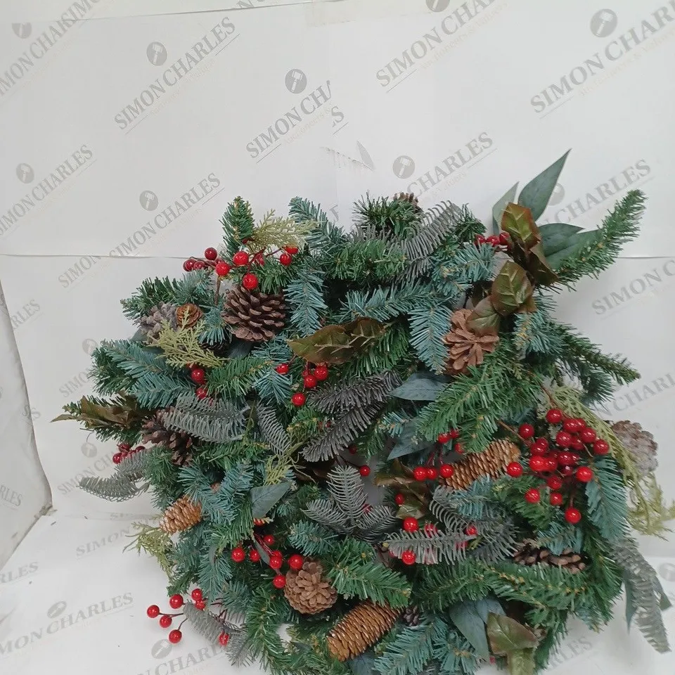 DESIGNER PRE-LIT RED BERRY CHRISTMAS WREATH - 80 CM RRP £44.99