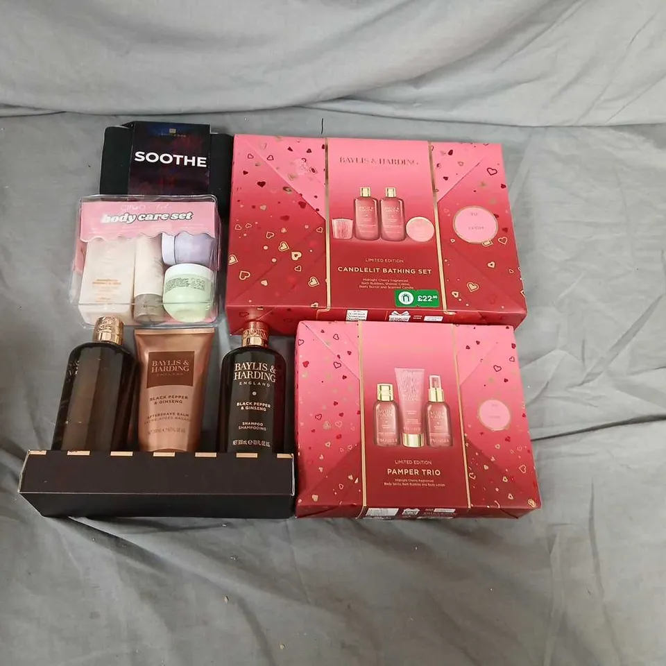 FIVE ASSORTED COSMETIC GIFT SETS TO INCLUDE; BAYLISS AND HARDING, TEMPLESPA, CIROA X TILI