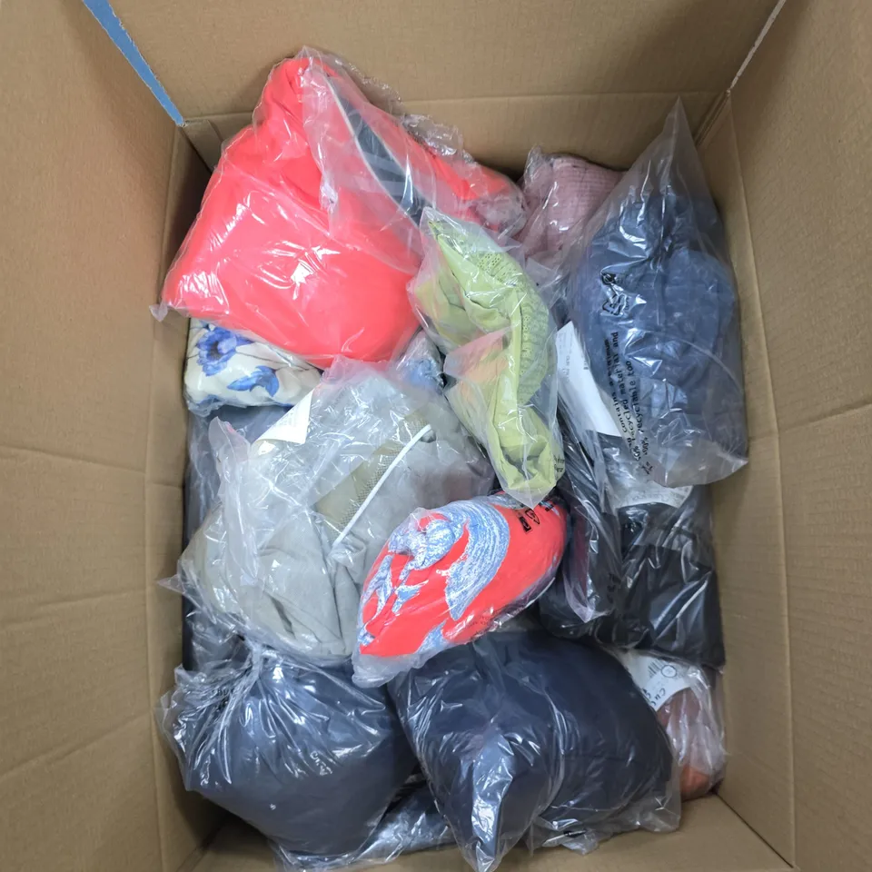 BOX OF APPROXIMATELY 20 ASSORTED CLOTHING ITEMS OF VARIOUS STYLES AND COLOURS 
