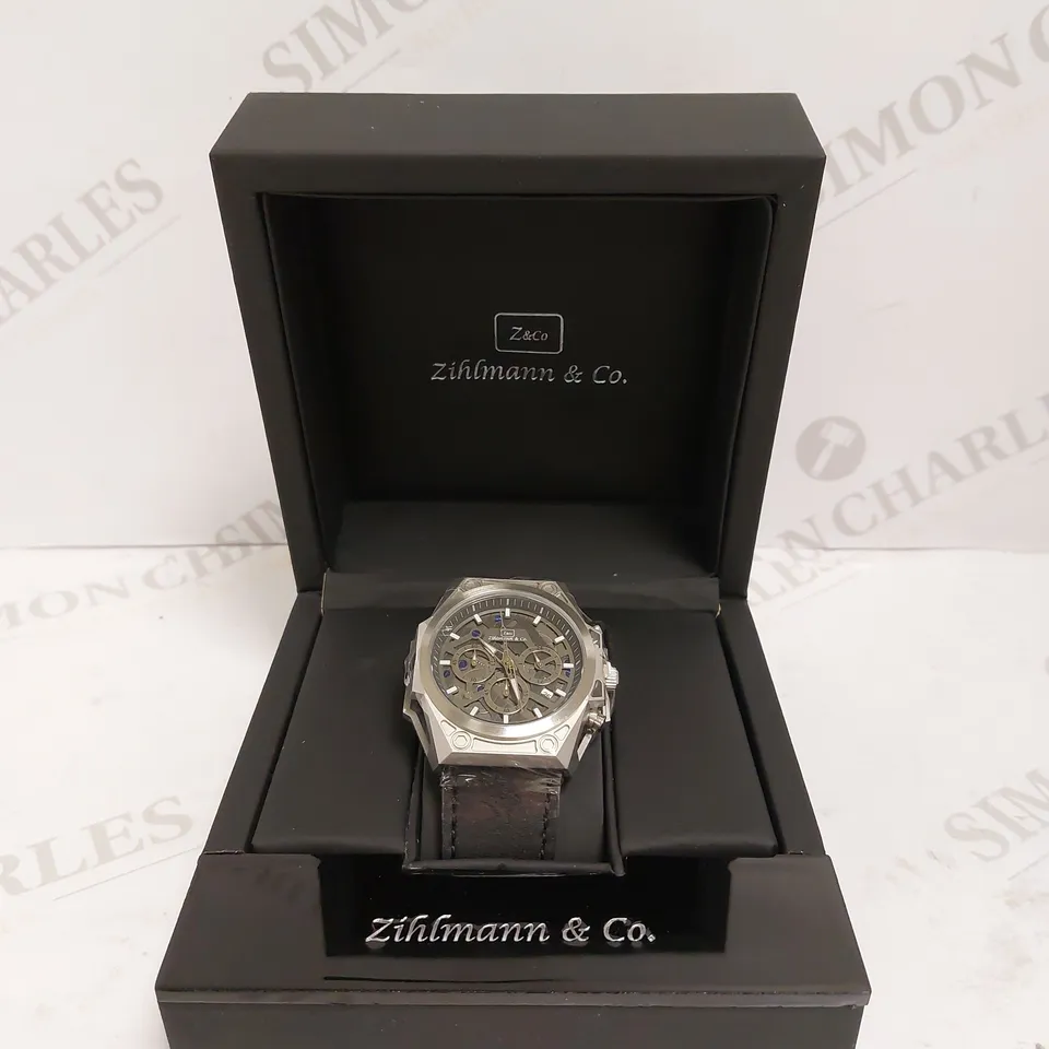 MEN’S ZIHLMANN & CO CHRONOGRAPH WATCH – MODEL ZC100 – STAINLESS STEEL CASE – BLACK DIAL WITH SUB DIALS – 5ATM WATER RESISTANT – BLACK GENUINE LEATHER STRAP 