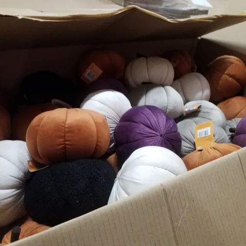 PALLET CONTAINING LARGE QUANTITY OF ASSORTED HALLOWEEN PLUSH PUMPKINS