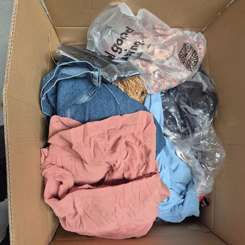 BOX OF APPROXIMATELY 25 ASSORTED CLOTHING ITEMS TO INCLUDE: RIVER ISLAND JEANS