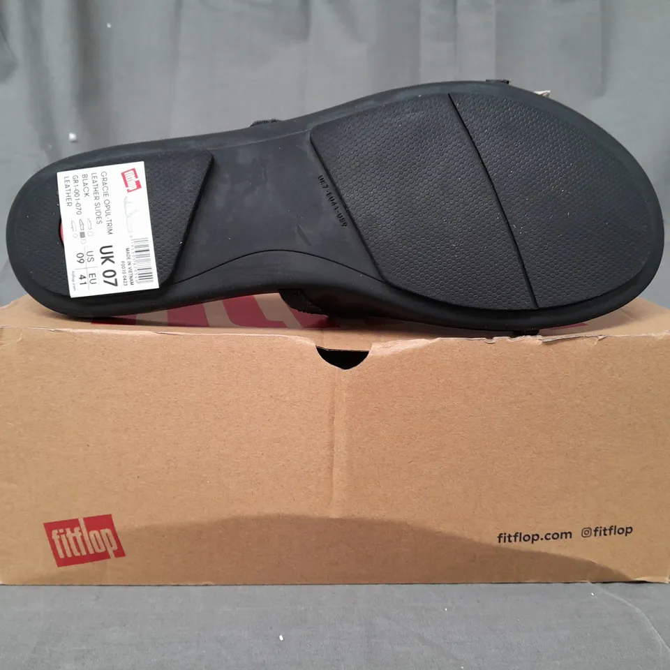 BOXED PAIR OF FITFLOP LEATHER SLIDES IN BLACK UK SIZE 7
