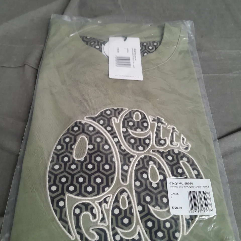 PRETTY GREEN SHINNING GEO APPLIQUE LOGO T-SHIRT SIZE L 
