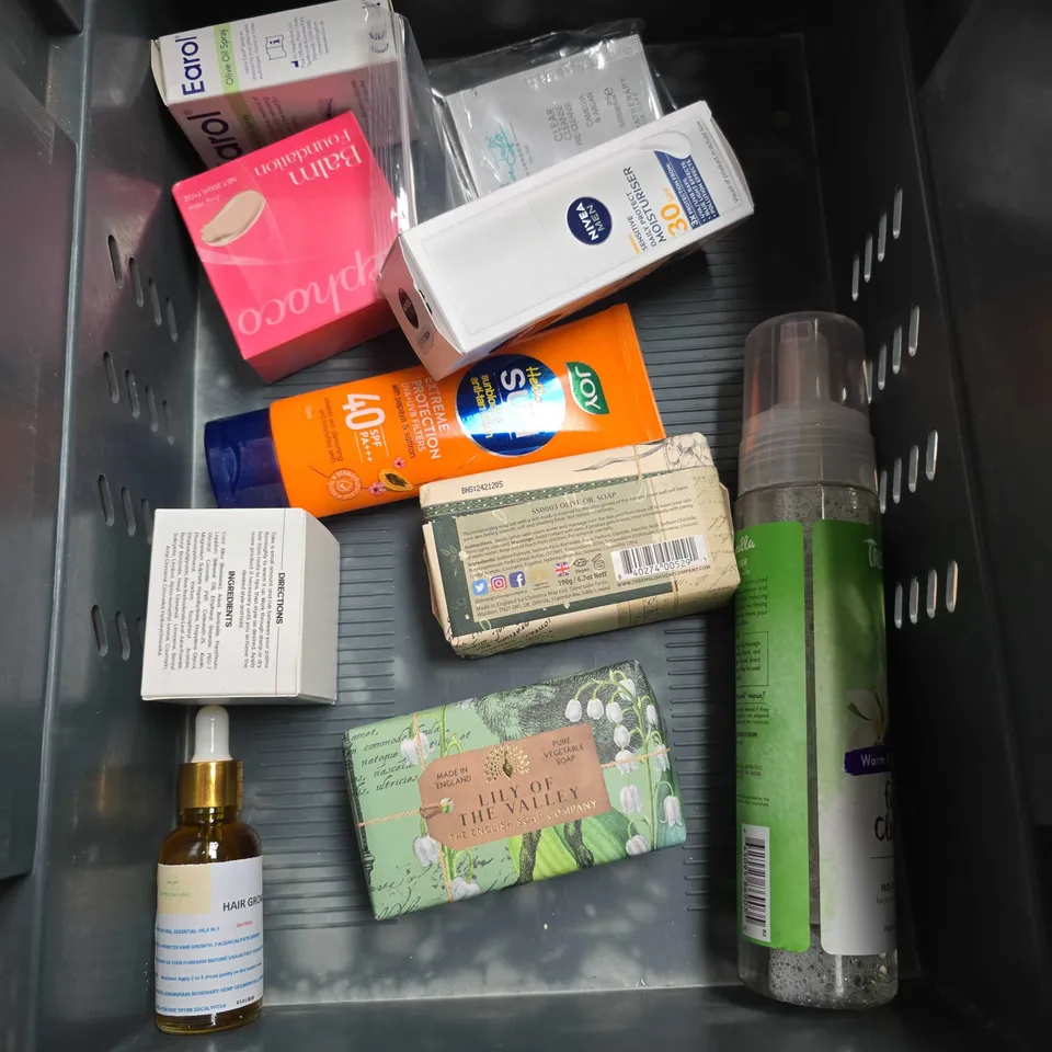 APPROXIMATELY 20 ASSORTED HEALTH & BEAUTY PRODUCTS TO INCLUDE - OLAY ANTI-WRINKLE DAY CREAM - SANCTUARY SPA BODY LOTION - HAIRBURST CONDITIONER - ETC