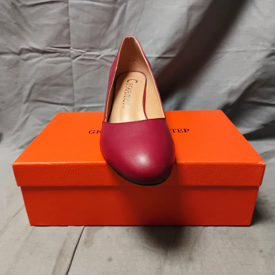 BOXED PAIR OF CASTAMERE CLOSED TOE BLOCK HEEL SHOES IN RED SIZE EU 42.5