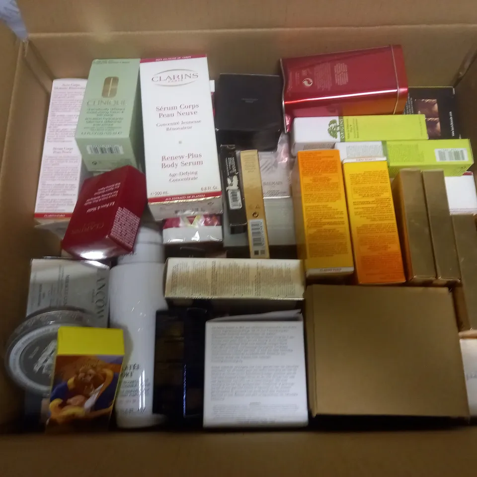 BOX OF APPROX 25 HEALTH AND BEAUTY ITEMS TO INCLUDE - REVOLUTION PRO MAKEUP PALLET - LANCOME LAIT CONFORT - CLARINS RENEW PLUS BODY SERUM ECT 