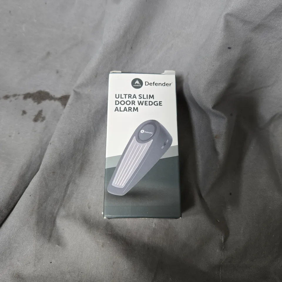 APPROXIMATELY 15 ASSORTED HOUSEHOLD ITEMS INCLUDING DOOR WEDGE ALARM , WINDOW SENSOR AND SMALL RIG 