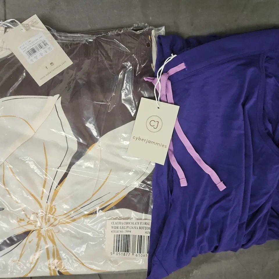 BOX OF APPROXIMATELY 20 ASSORTED CLOTHING ITEMS IN VARIOUS STYLE, SIZES, AND COLOURS - COLLECTION ONLY