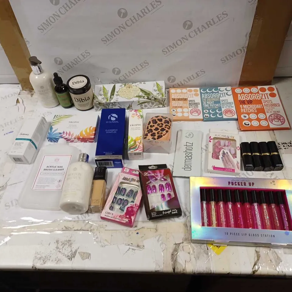 LOT OF APPROXIMATELY 20 HEALTH AND BEAUTY ITEMS TO INCLUDE PUCKER UP 10 PIECE LIP GLOSS STATION, TROPIC EYE MASK, AND MAYBELLINE FIT 125 ETC. 