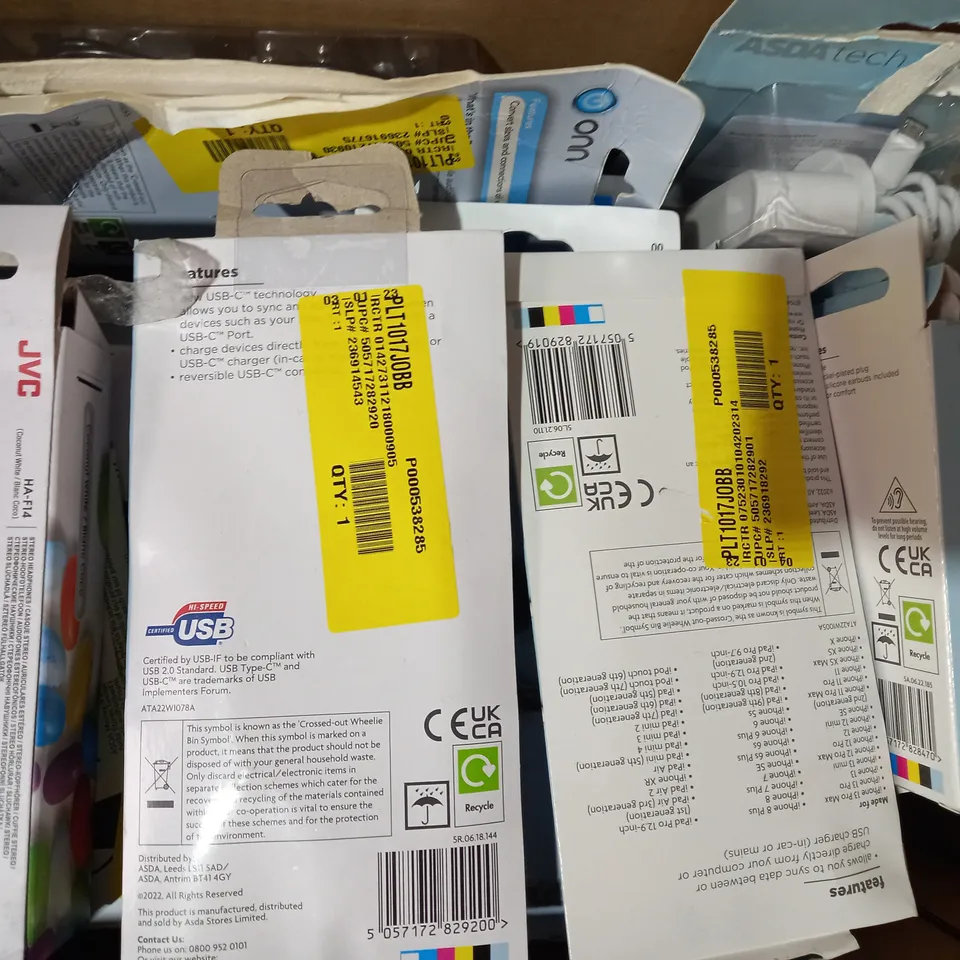 BOX OF APPROXIMATELY 15 ASSORTED ELECTRICAL ITEMS TO INCLUDE BLACKWEB SYNC AND CHARGE CABLE, ONN SAMSUNG GALAXY S8 THIN CASE, BLACKWEB WIRELESS CHARGING PAD, ETC