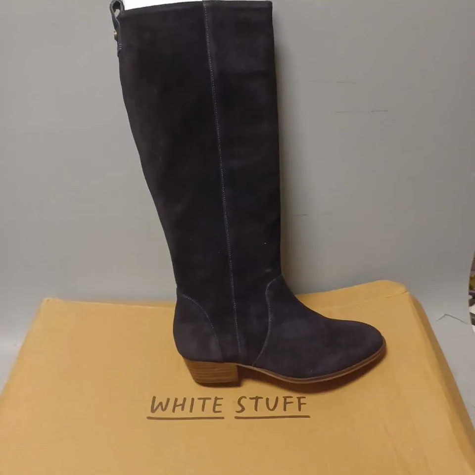 BOXED PAIR OF WHITE STUFF KNEE LENGTH BOOTS IN NAVY - 5.5