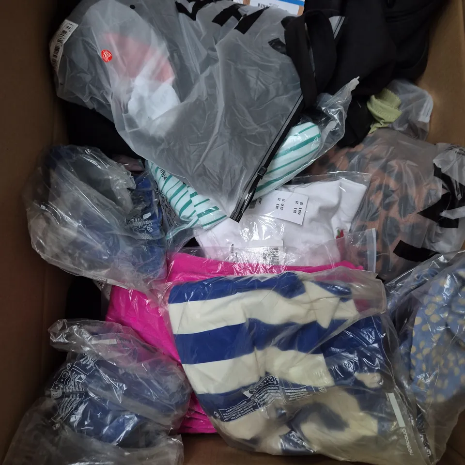 APPROXIMATELY 20 ASSORTED CLOTHING ITEMS IN VARIOUS SIZES TO INCLUDE - BOXERS , RUNNIG BELT , T-SHIRT ETC