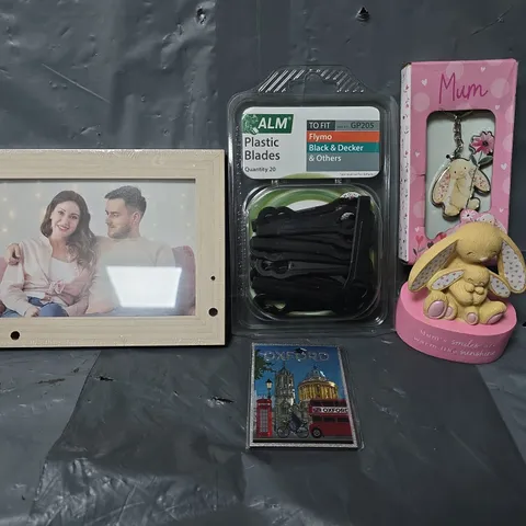 APPROXIMATELY 15 ASSORTED ITEMS TO INCLUDE - OXFORD FRIDGE MAGNET , PLASTIC BLADES , MUM KEYCHAIN ETC