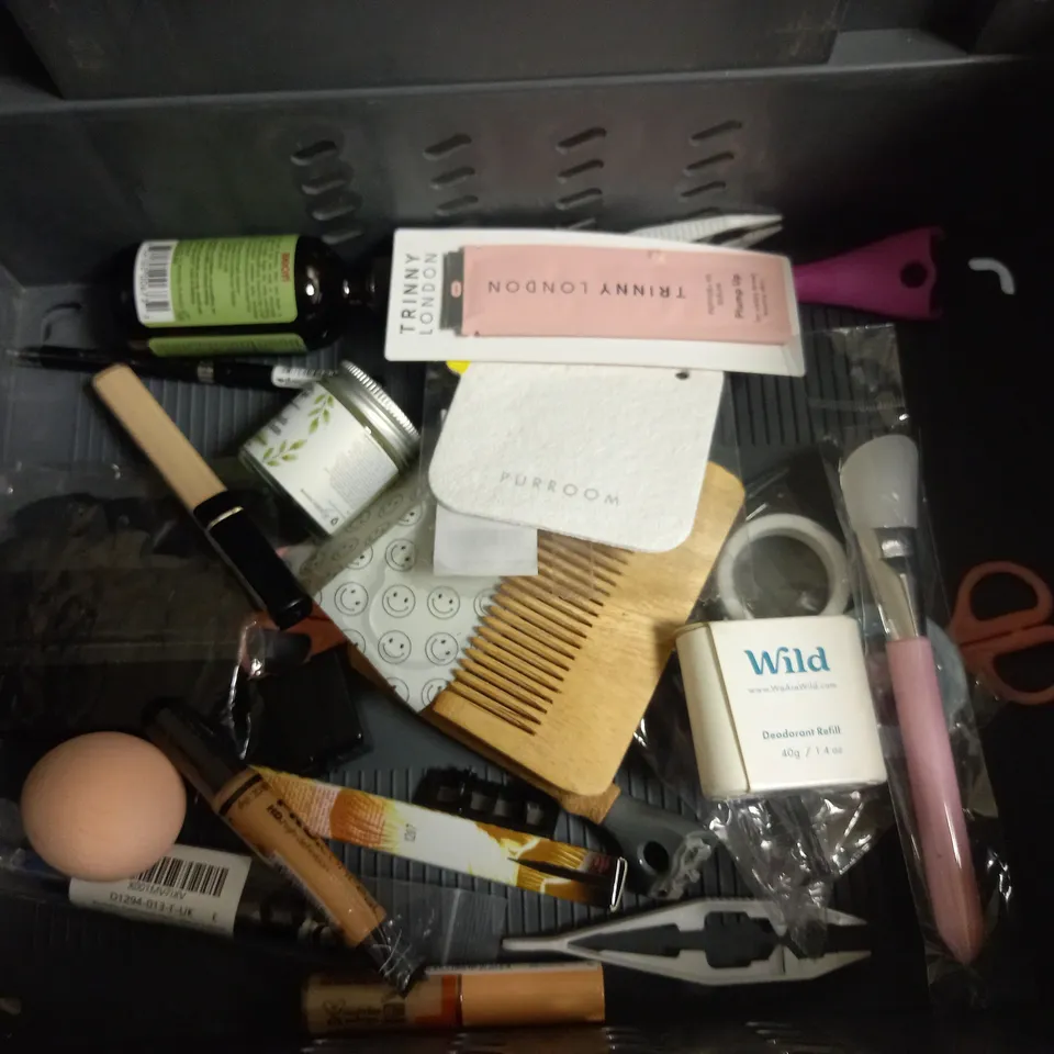 LOT OF APPROX 20 COSMETIC ITEMS TO INCLUDE BURT'S BEES LIP BALM, HILDUN BEAUTY EYELINER PENCILS