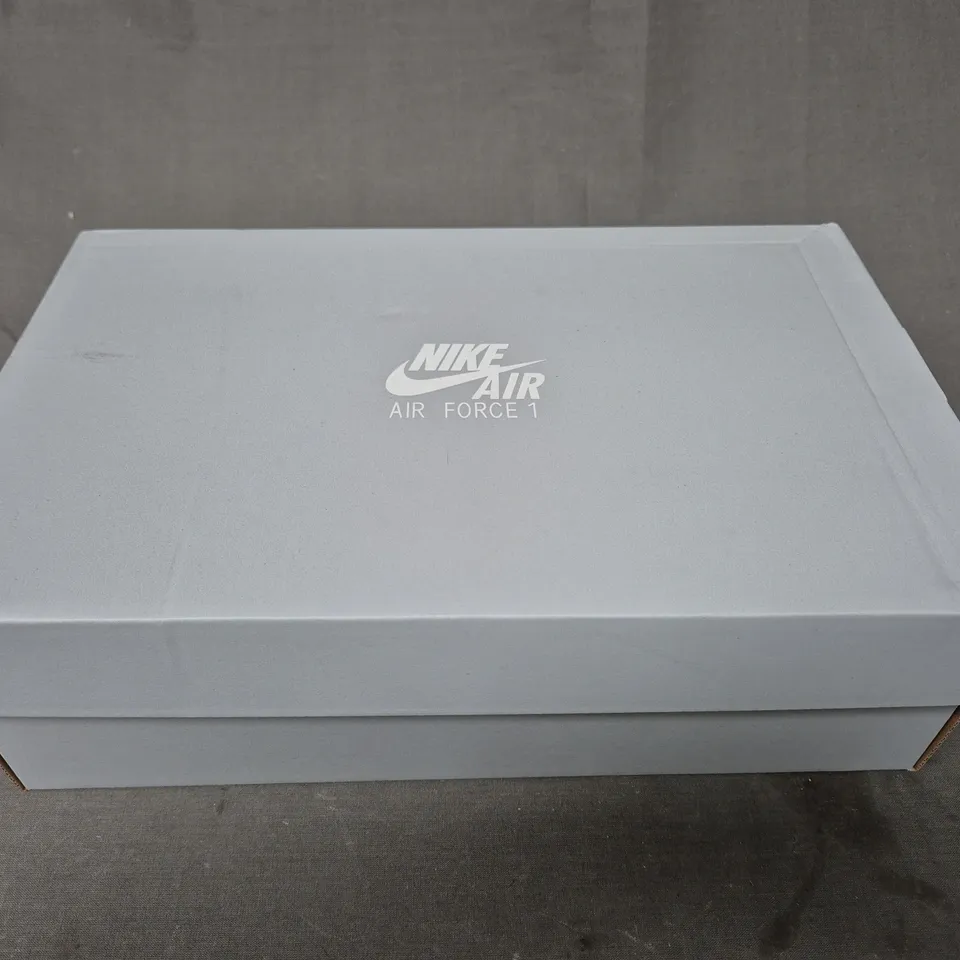 BRAND NEW BOXED PAIR OF NIKE WOMEN'S AIR FORCE 1 '07 ESS SHOES IN WHITE/METALLIC SILVER UK SIZE 5