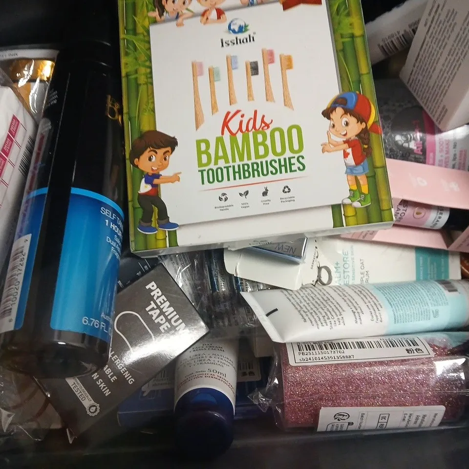 APPROXIMATELY 20 ASSORTED COSMETIC ITEMS TO INCLUDE FENJAL, GARNIER, ETC - COLLECTION ONLY