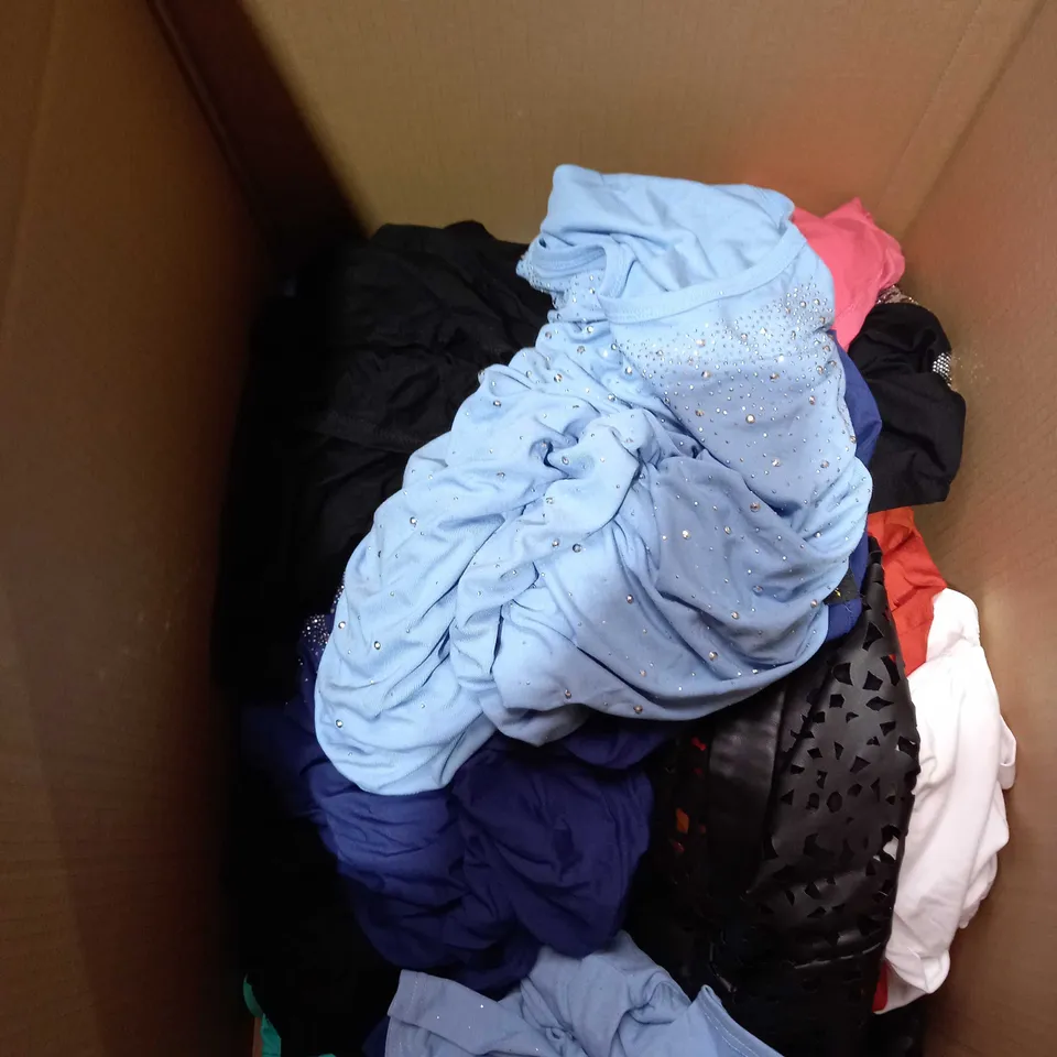 LOT OF APPROXIMATELY 15 CLOTHING ITEMS IN VARIOUS SIZES TO INCLUDE WHITE STUFF, FRANK USHER ETC