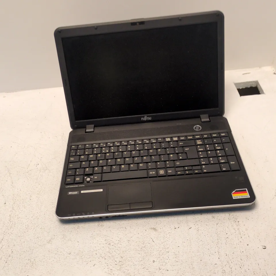 FUJITSU LIFEBOOK A512 LAPTOP – UK, BLACK, INTEL CORE I3-3110M, 4GB RAM