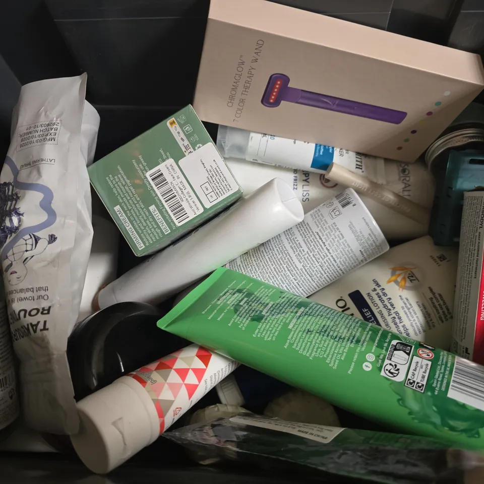 APPROXIMATELY 15 ASSORTED HEALTH & BEAUTY PRODUCTS TO INCLUDE TOOTHPASTE, REGAINE AND FIRMING CREAM