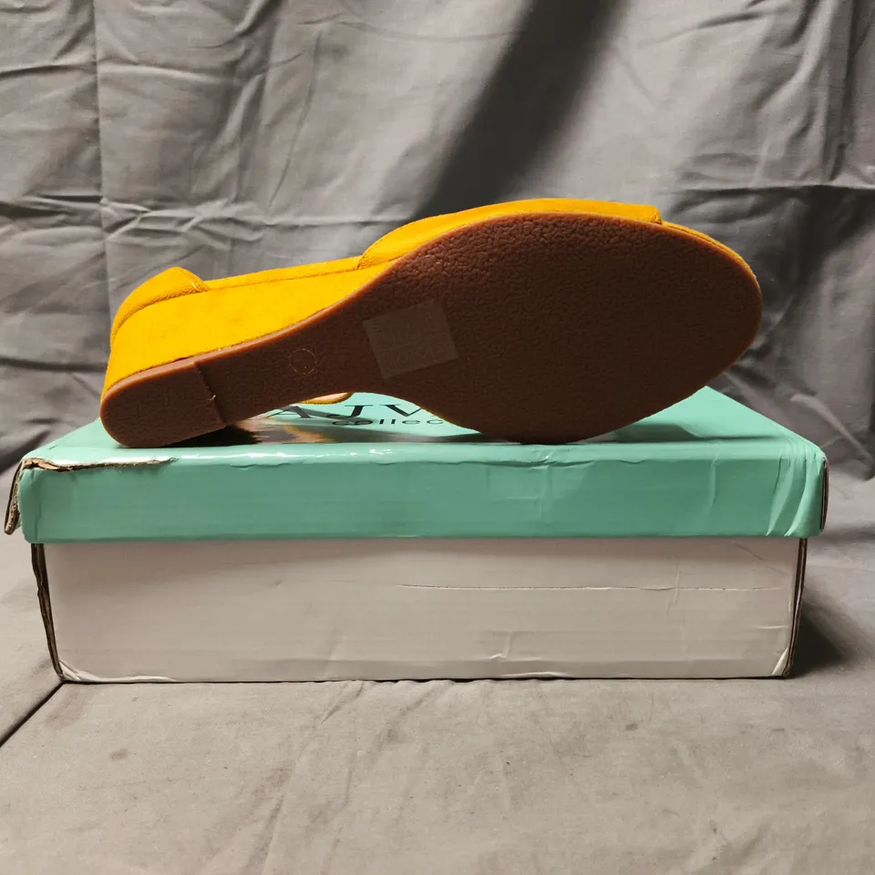 BOXED PAIR OF AJVANI OPEN TOE WEDGE SANDALS IN MUSTARD SIZE UK 8