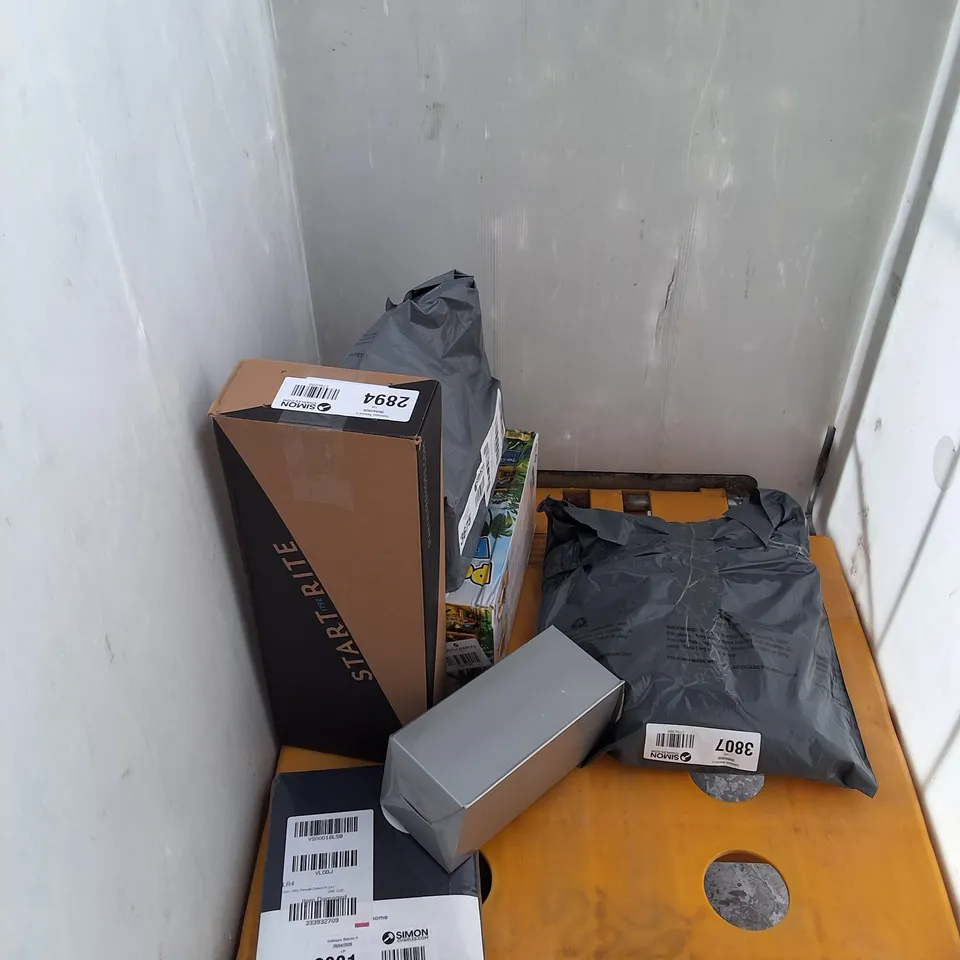 CAGE OF APPROXIMATELY 6 ASSORTED ITEMS INCLUDING EASY CARE PILLOW CASE AND BOXED POP UP PIRATE TOY 