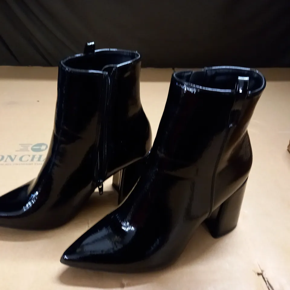 PAIR OF BOOHOO WIDE FIT POINTED BLOCK HEEL BOOTS - 4