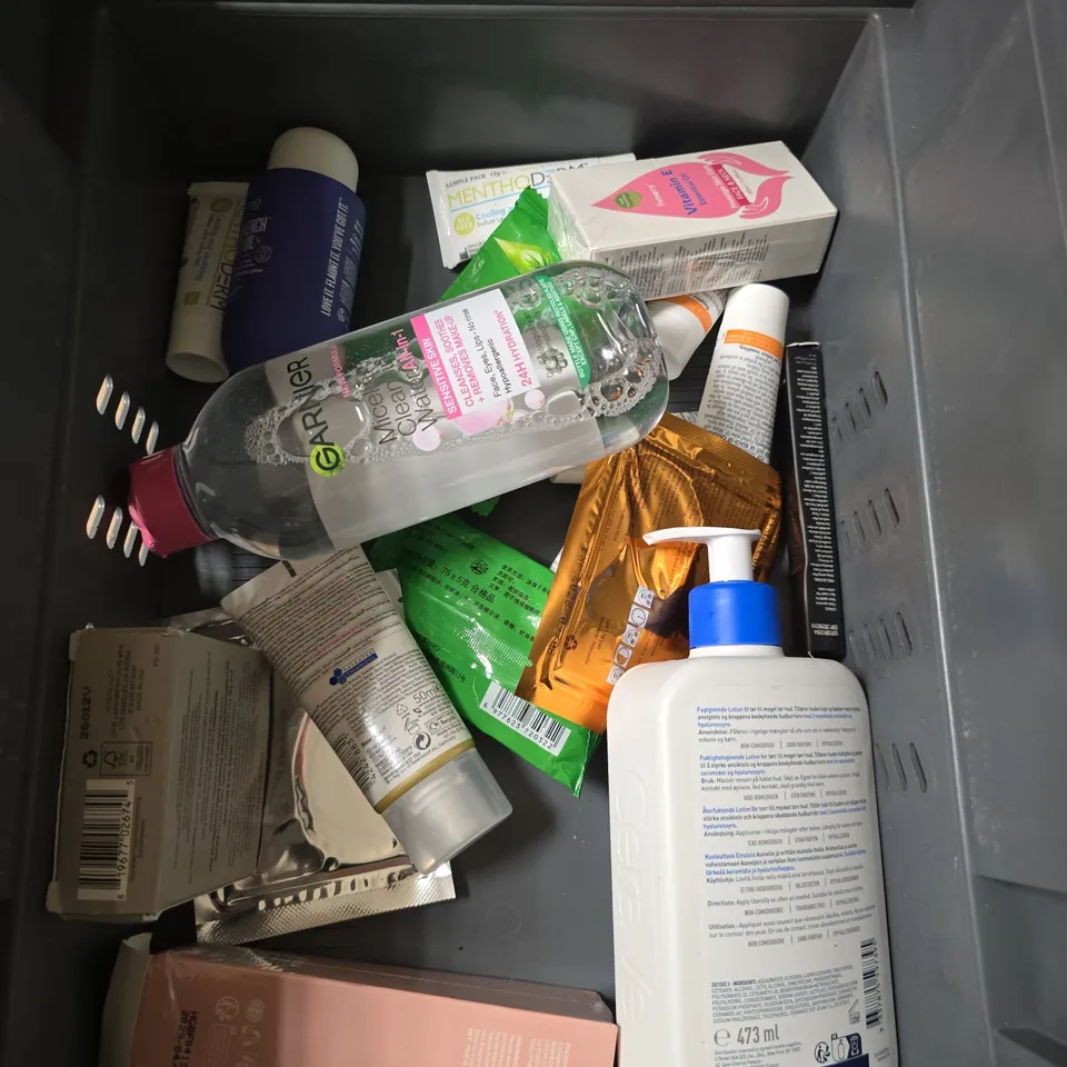 APPROXIMATELY 15 ASSORTED HEALTH & BEAUTY PRODUCTS TO INCLUDE HUDABEAUTY EASY BAKE, INKEY LAB, SCALP MIST ETC