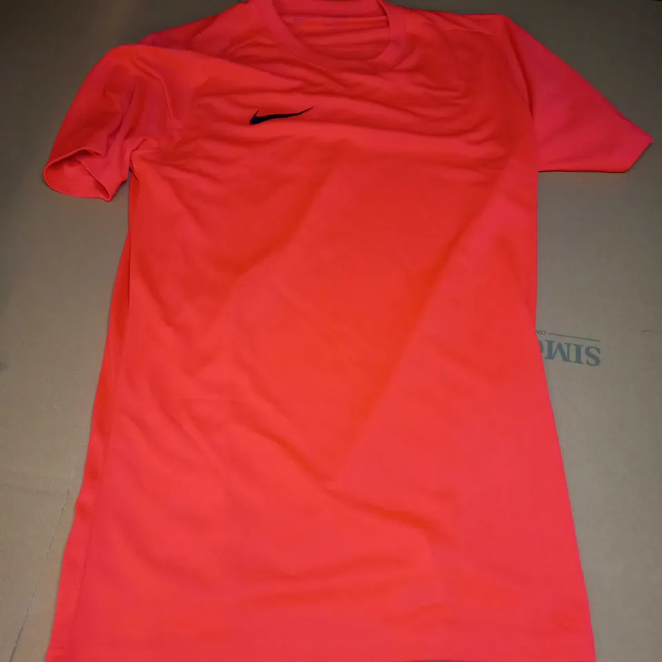 NIKE DRI-FIT SLIMFIT LIGHTWEIGHT T-SHIRT IN RED - MEDIUM
