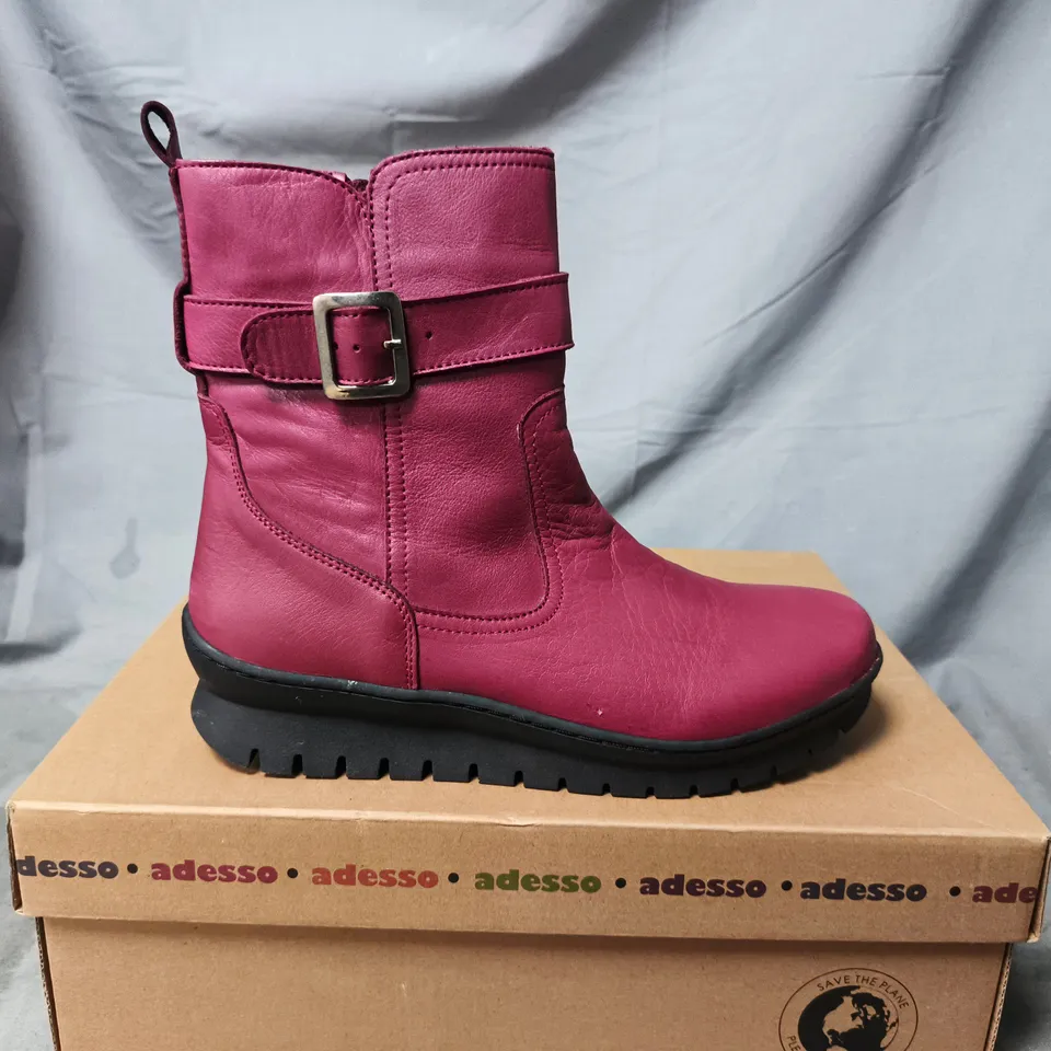 BOXED PAIR OF ADESSO WOMEN'S PINK LEATHER ANKLE BOOTS – UK 5