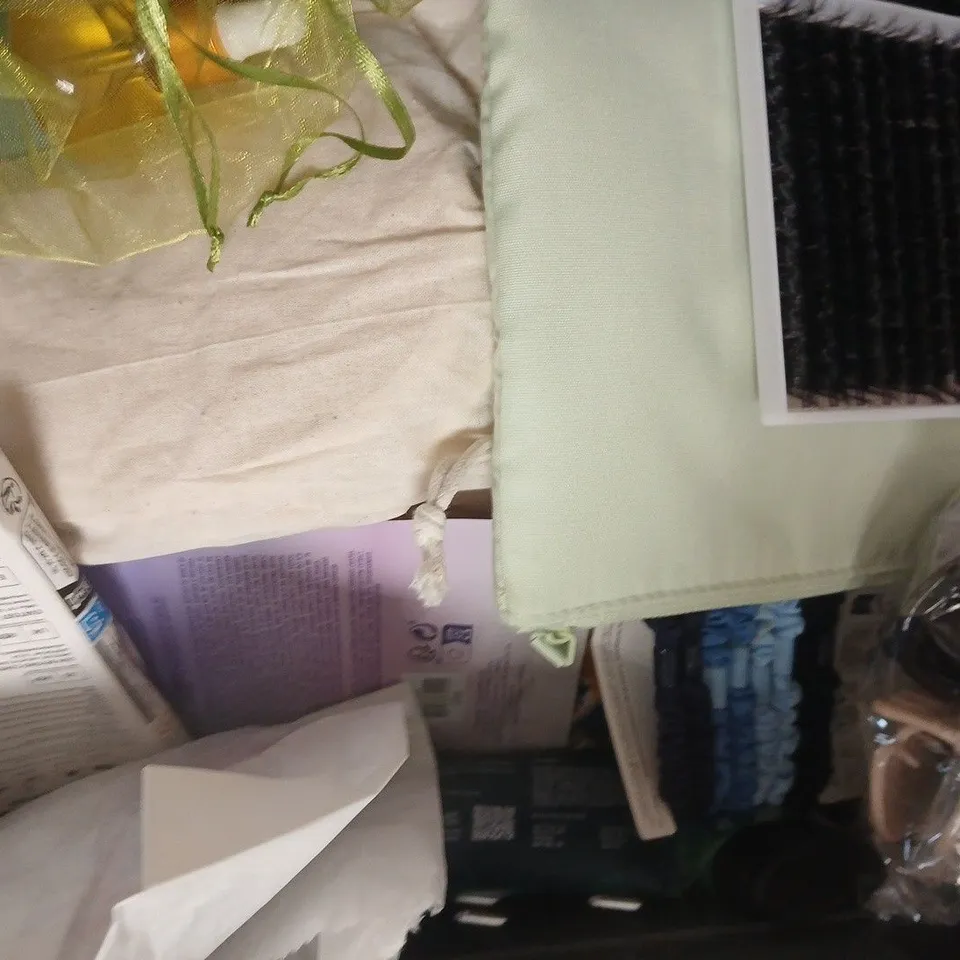 APPROXIMATELY 10 ASSORTED COSMETIC ITEMS INCLUDING VARIOUS MAKES AND BRANDS - COLLECTION ONLY