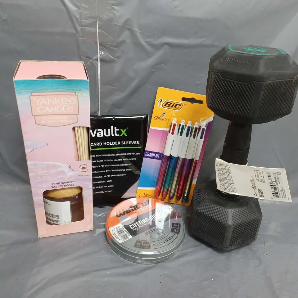 APPROXIMATELY 15 ASSORTED PRODUCTS TO INCLUDE YANKEE CANDLE REED DIFFUSER, VAULTX CARD HOLDER SLEEVES, WELLCUT EXTREME CUTTING DISC, 7.5KG HEX DUMBELL