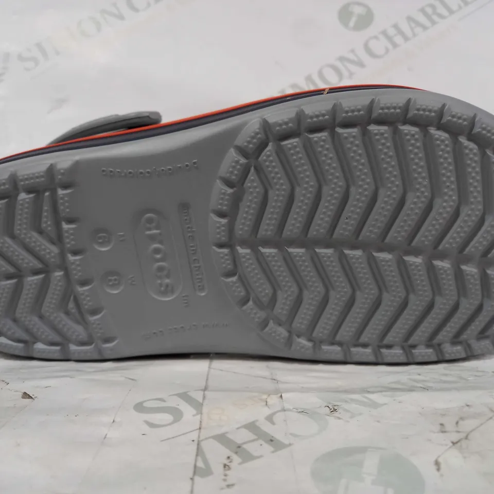 BOXED PAIR OF CROCS IN GREY/NAVY SIZE M6/W8