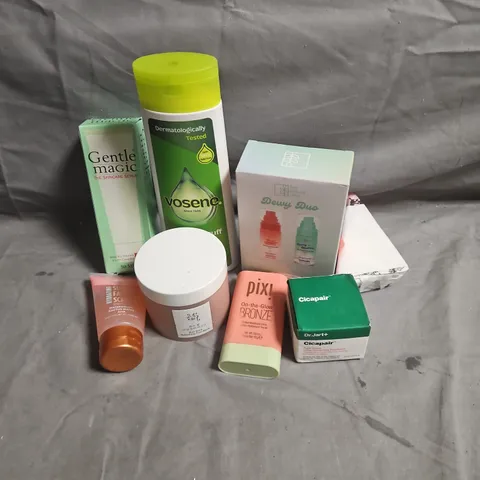 APPROXIMATEY 20 ASSORTED HEALTH AND BEAUTY PRODUCTS TO INCLUDE - THE BEAUTY CROP DEWY DUO - BEOUTY OF JOSEON RED BEAN REFRESHING PORE MASK - PIXI ON THE GLOW BRONZE STICK - ETC