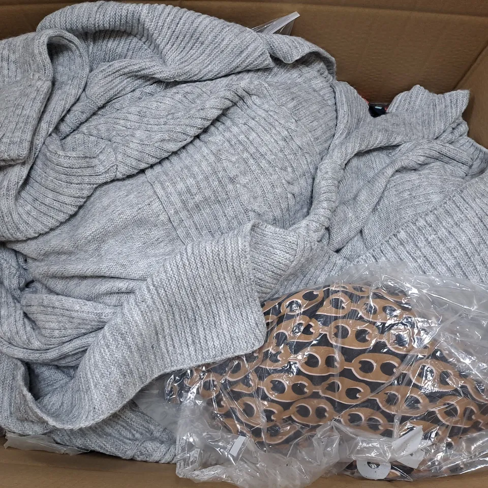 BOX OF APPROXIMATELY 25 ASSORTED CLOTHING ITEMS TO INCUDE - SHORTS, JUMPERS , T-SHIRTS , TROUSERS,ECT 