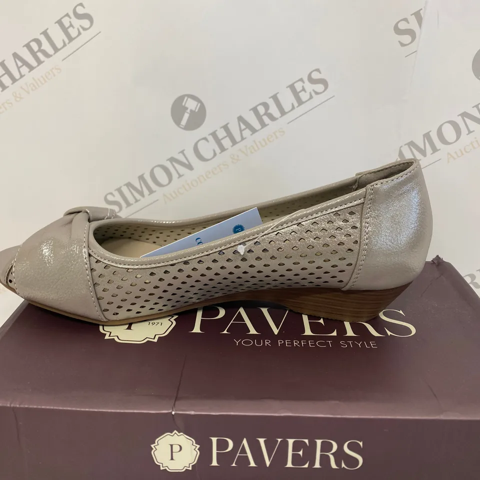 BOXED PAIR OF PAVERS SIZE 39