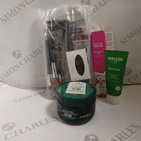 APPROXIMATELY 20 ASSORTED HEALTH AND BEAUTY PRODUCTS TO INCLUDE MAKEUP GIFT SET, GRANDE LASH ENHANCING SERUM, WELEDA SKIN FOOD FOR DRY AND ROUGH SKIN