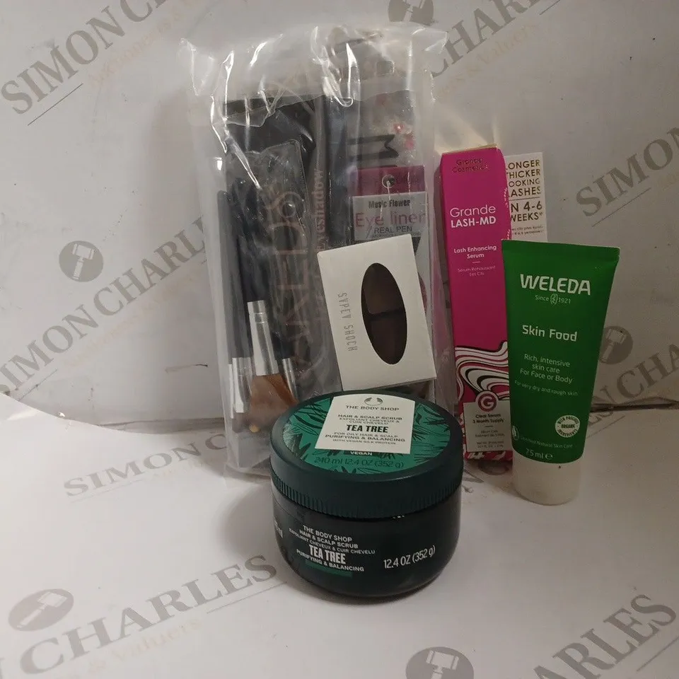 APPROXIMATELY 20 ASSORTED HEALTH AND BEAUTY PRODUCTS TO INCLUDE MAKEUP GIFT SET, GRANDE LASH ENHANCING SERUM, WELEDA SKIN FOOD FOR DRY AND ROUGH SKIN