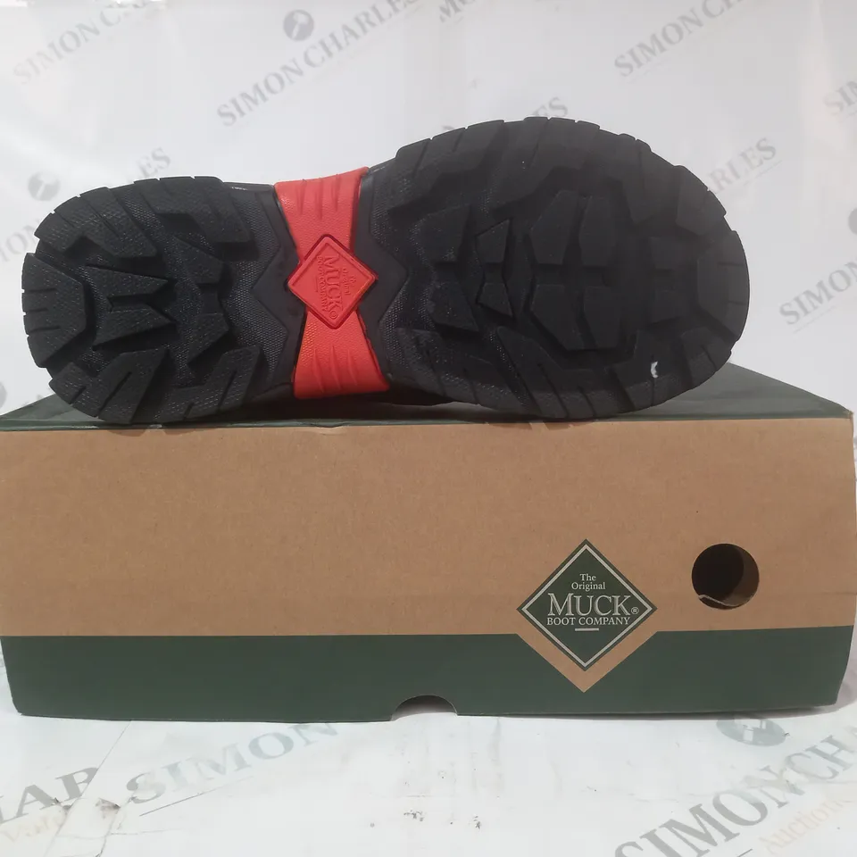 BOXED PAIR OF MUCK MEN'S APEX MID ZIP BOOTS IN BROWN UK SIZE 6