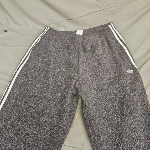 ADIDAS TRACKSUIT BOTTOMS – GREY TEXTURED FLEECE, WHITE SIDE STRIPES, ORANGE LINING, UK XL