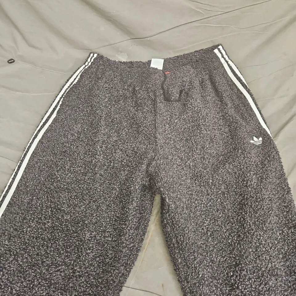 ADIDAS TRACKSUIT BOTTOMS – GREY TEXTURED FLEECE, WHITE SIDE STRIPES, ORANGE LINING, UK XL