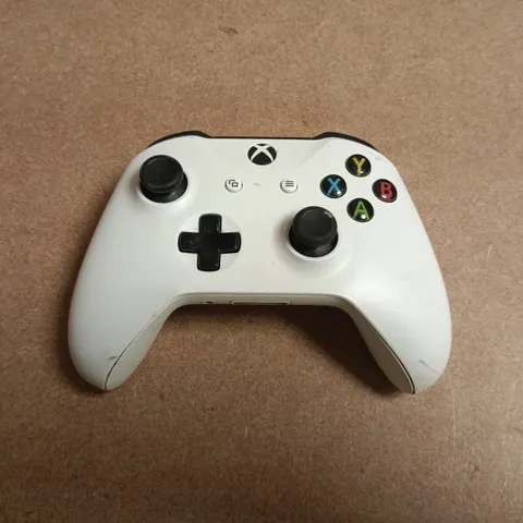 MICROSOFT XBOX ONE WIRELESS CONTROLLER IN WHITE MODEL 1708