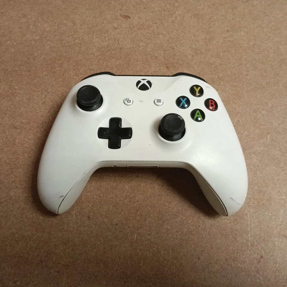 MICROSOFT XBOX ONE WIRELESS CONTROLLER IN WHITE MODEL 1708
