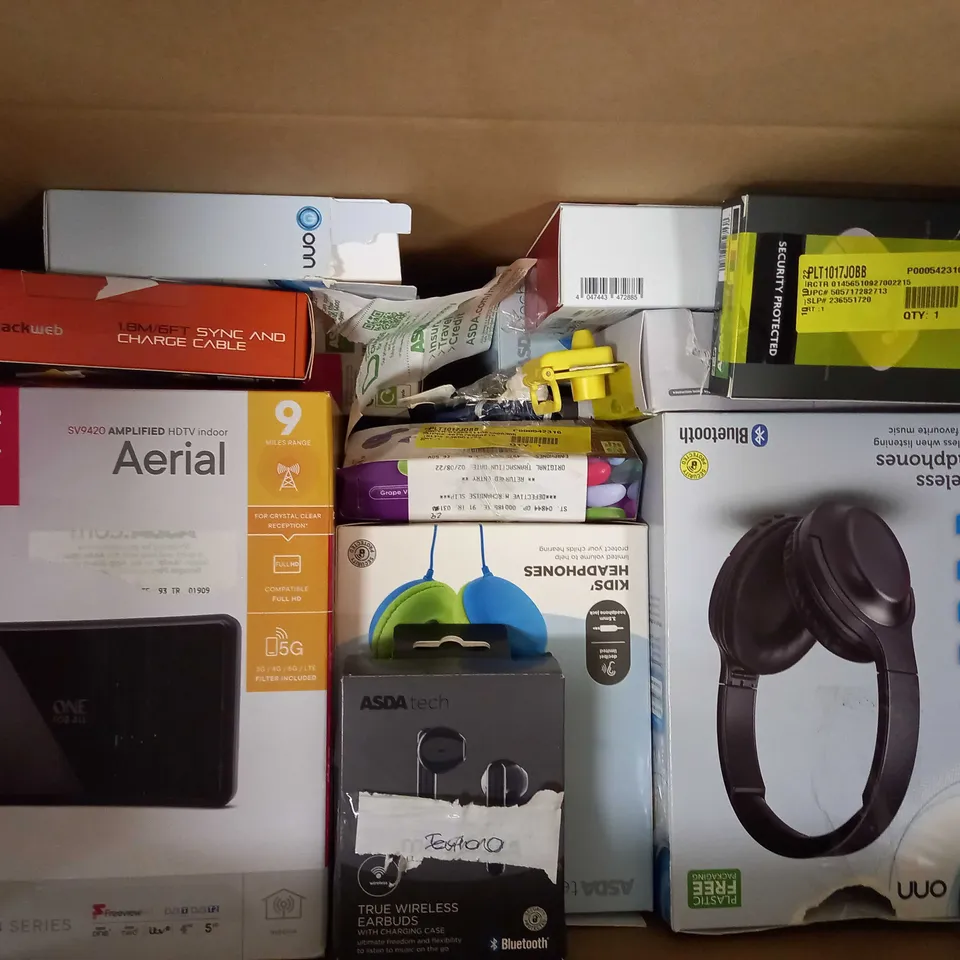 BOX OF APPROXIMATELY 20 ASSORTED ELECTRICAL ITEMS TO INCLUDE MIXX STREAMBUDS MINI CHARGE TRUE WIRELESS EARBUDS, ONN WIRELESS OPTICAL MOUSE, JUICE XXL CHARGE CABLE, ETC