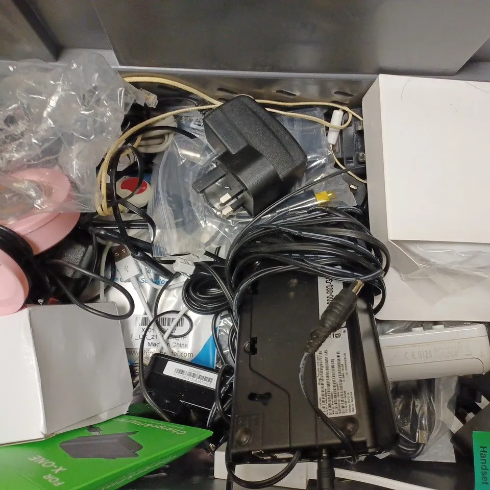 BOX OF APPROX 15 ITEMS INCLUDING WIRELESS CHARGER, POWER ADAPTER AND ELAN CONNECT RADIO