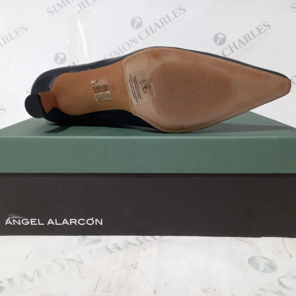 BOXED PAIR OF ANGEL ALARCON LOW HEEL POINTED TOE ANKLE BOOTS IN BLACK EU SIZE 40